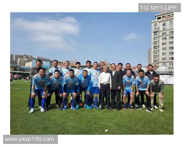 足球明星们齐聚一堂互相合照展现友谊与团结的精彩瞬间 足球明星们齐聚一堂互相合照展现友谊与团结的精彩瞬间