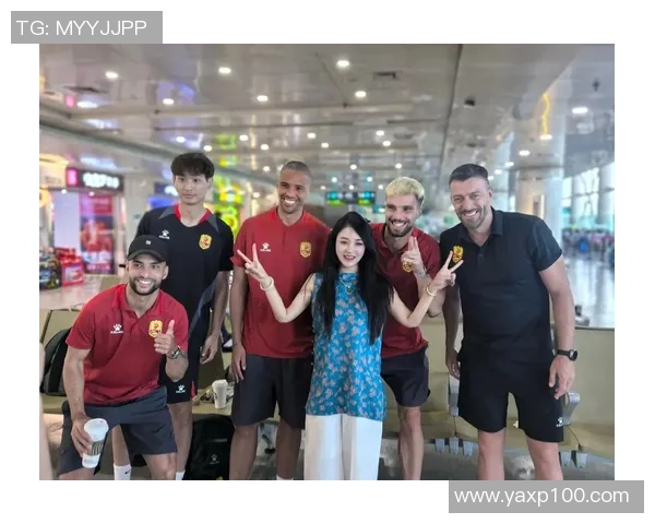 偶遇足球明星的女生瞬间引发热议视频记录了他们的精彩互动与感人时刻 偶遇足球明星的女生瞬间引发热议视频记录了他们的精彩互动与感人时刻